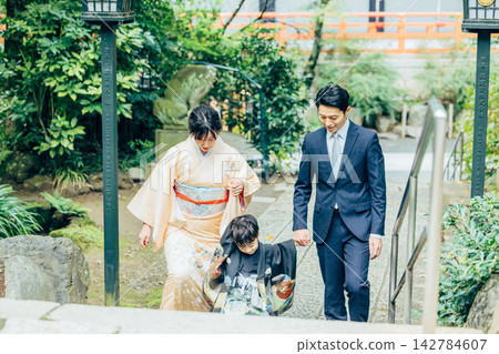 一家人參拜七五山神社 142784607
