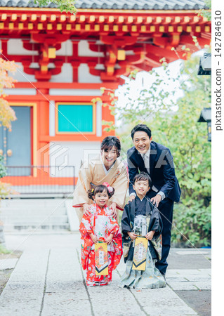 一家人參拜七五山神社 142784610