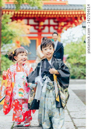 一家人參拜七五山神社 142784614