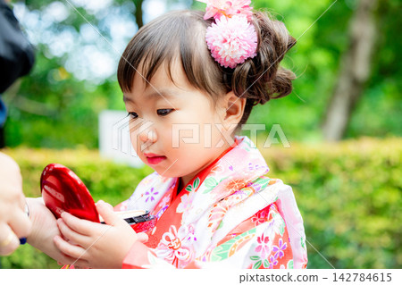 看鏡子的女孩 142784615