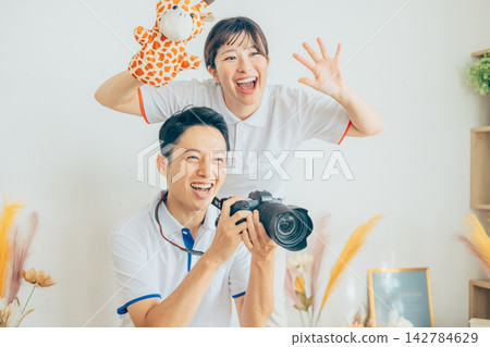 兒童工作室工作人員 142784629