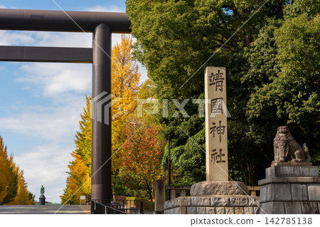 The large torii gate of the approach to Yasukuni Shrine and the ginkgo trees ablaze with the golden hues of autumn. Chiyoda Ward, Tokyo, Japan 142785138