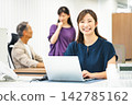 一位年輕女子在辦公桌前擔任辦公室文員。 142785162