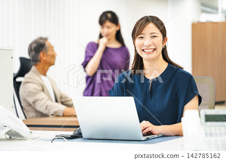一位年輕女子在辦公桌前擔任辦公室文員。 一位年輕女子在辦公桌前擔任辦公室文員。 142785162