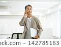 一位六十多歲的老先生在辦公室工作的肖像。 142785163