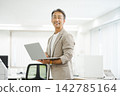 一位六十多歲的老先生在辦公室工作的肖像。 142785164