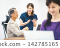 一位年輕女子在辦公室裡和她的老闆說話。 142785165