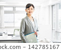一位五十多歲的職業女性，在一家公司辦公室工作。 142785167