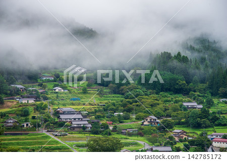 晨霧籠罩下的山村:“岐阜縣下呂市真瀨村——日本最美村莊之一” 晨霧籠罩下的山村:“岐阜縣下呂市真瀨村——日本最美村莊之一” 142785172