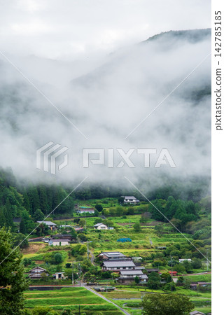 晨霧籠罩下的山村:“岐阜縣下呂市真瀨村——日本最美村莊之一” 晨霧籠罩下的山村:“岐阜縣下呂市真瀨村——日本最美村莊之一” 142785185