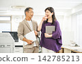 中年男女商人在辦公室交談 142785213