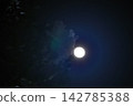 月亮從樹梢間隱約可見。 142785388