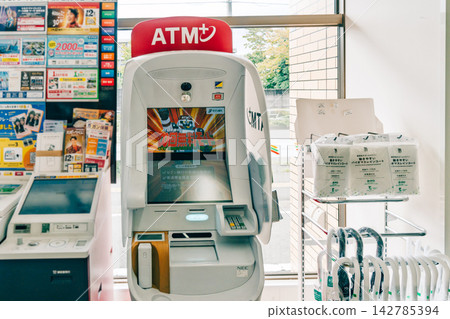 日常生活中使用的便利商店自動櫃員機 142785394