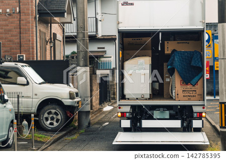 一輛裝滿物品的搬家卡車。 142785395