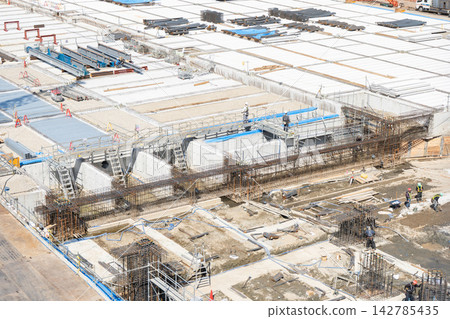 大型建築物地基加固和混凝土結構施工現場。 大型建築物地基加固和混凝土結構施工現場。 142785435