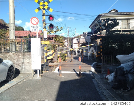 鎌倉山腳附近的一個小型鐵路道口 142785465