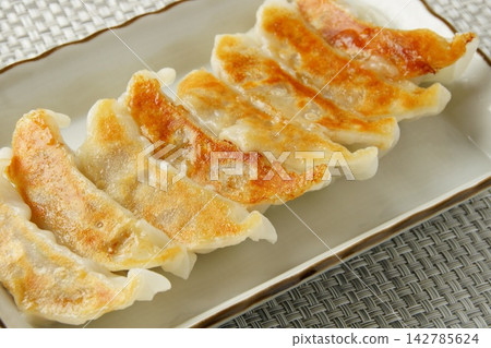 煎餃子 煎餃子 142785624