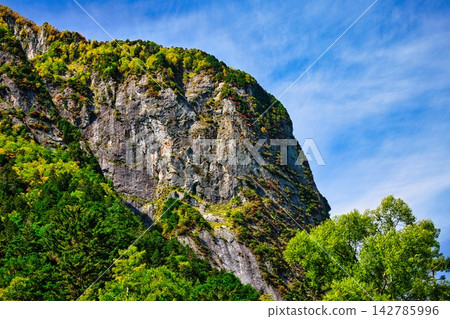 北阿爾卑斯穗高山脈的屏風岩秋葉 北阿爾卑斯穗高山脈的屏風岩秋葉 142785996