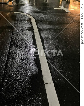 在雨中濕的人行道 142786212