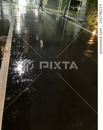 Wet sidewalk in the rain Wet sidewalk in the rain 142786214