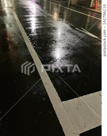 Wet sidewalk in the rain 142786219