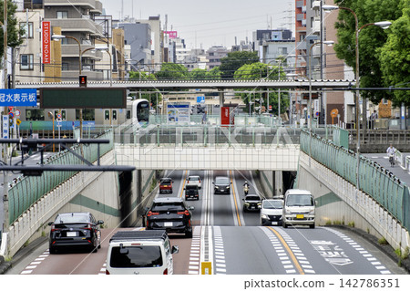 The overpass (Nogata Third Overpass) between Nogata Station on the Seibu Shinjuku Line and Kan-nana Street, Nogata 4-chome, Nakano-ku, Tokyo The overpass (Nogata Third Overpass) between Nogata Station on the Seibu Shinjuku Line and Kan-nana Street, Nogata 4-chome, Nakano-ku, Tokyo 142786351