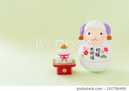 可愛的羊年(2027)新年賀卡設計:生肖動物和鏡餅(年糕供品)擺件 可愛的羊年(2027)新年賀卡設計:生肖動物和鏡餅(年糕供品)擺件 142786400