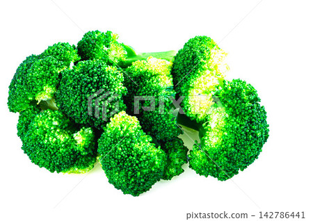簡單的水煮西蘭花,顏色鮮豔,與白色背景形成鮮明對比。 簡單的水煮西蘭花,顏色鮮豔,與白色背景形成鮮明對比。 142786441