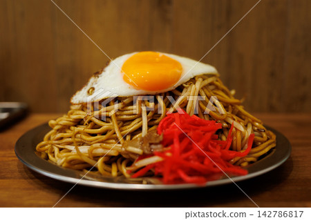 一張青森風味炒麵(配上醃漬薑)的照片。 一張青森風味炒麵(配上醃漬薑)的照片。 142786817