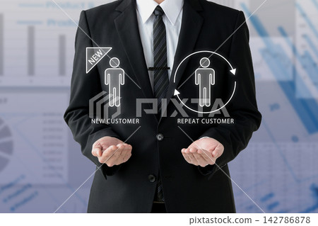 對新客戶和回頭客進行比較和分析的商人。 對新客戶和回頭客進行比較和分析的商人。 142786878