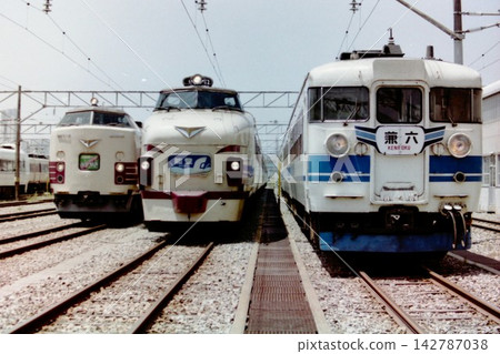 A photo session at the Kanazawa General Rolling Stock Depot featuring now-unseen JNR-era limited express and express trains. A photo session at the Kanazawa General Rolling Stock Depot featuring now-unseen JNR-era limited express and express trains. 142787038