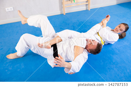 Woman and man in kimono training Woman and man in kimono training 142787153