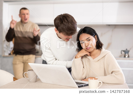 Guy calms young woman sitting with laptop 142787168