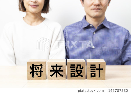 一塊標有「未來規劃」的磚塊和一對中年夫婦。 一塊標有「未來規劃」的磚塊和一對中年夫婦。 142787280