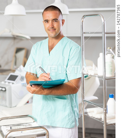 Doctor meticulously documents 142787365