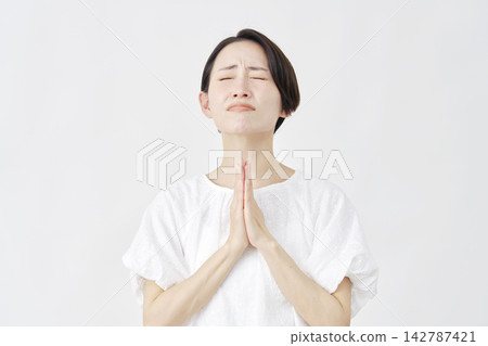 中年婦女懇求，白色背景 142787421