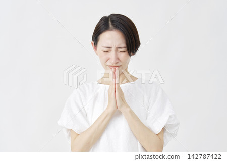 中年婦女懇求，白色背景 142787422