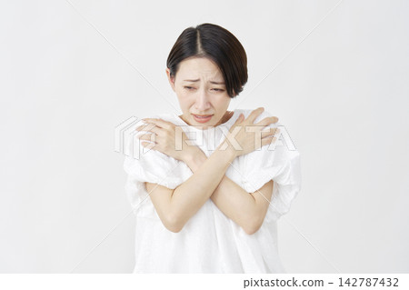 中年婦女，感到寒冷，白色背景 142787432