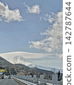A beautiful lenticular cloud over Mount Fuji 142787644