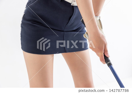 一雙女人的手握著一支高爾夫球桿 一雙女人的手握著一支高爾夫球桿 142787786