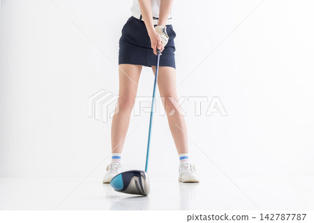 一位正在練習高爾夫的女士的腳 一位正在練習高爾夫的女士的腳 142787787