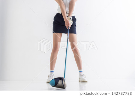 一位正在練習高爾夫的女士的腳 一位正在練習高爾夫的女士的腳 142787788