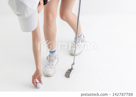 設置高爾夫球的女人 設置高爾夫球的女人 142787789