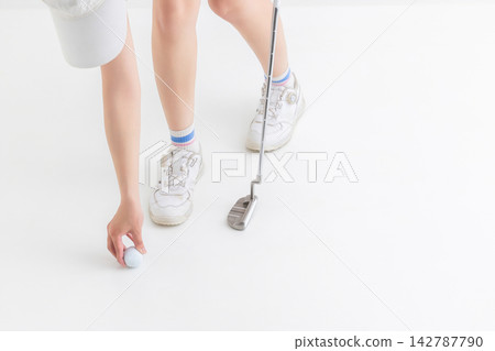 設置高爾夫球的女人 設置高爾夫球的女人 142787790