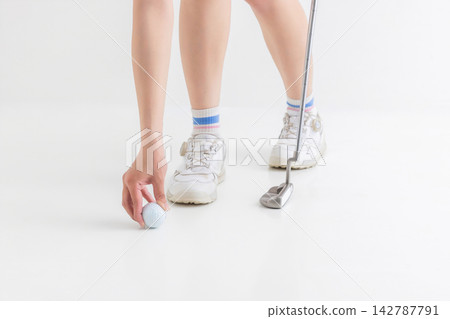 設置高爾夫球的女人 設置高爾夫球的女人 142787791
