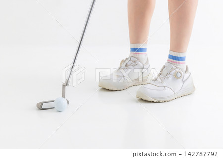 一位練習推桿的女士的腳 一位練習推桿的女士的腳 142787792