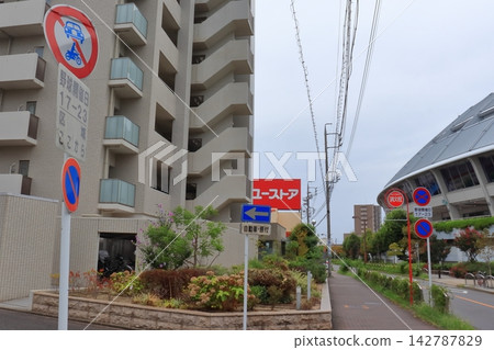 活動場地(名古屋巨蛋)周圍到處都是交通標誌。 活動場地(名古屋巨蛋)周圍到處都是交通標誌。 142787829