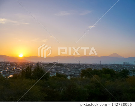 The rising sun over the Kofu Basin and Mount Fuji The rising sun over the Kofu Basin and Mount Fuji 142788096