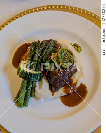 Braised beef short rib with mashed potatoes asparagus Braised beef short rib with mashed potatoes asparagus 142788238