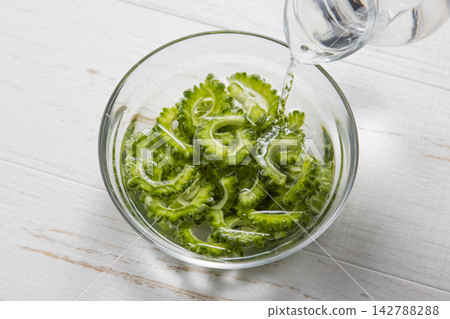 當你把水倒入玻璃碗裡的苦瓜中時 當你把水倒入玻璃碗裡的苦瓜中時 142788288